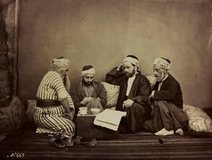 Álbum Damas y Baalbek: Un grupo de sirios sentados alrededor de una mesa de Félix Bonfils