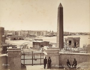 Alejandría, Egipto: el Obelisco de Cleopatra, con cuatro hombres posando para la fotografía