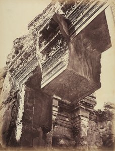 Detalle de la entrada a un templo, en la zona arqueológica de Heliópolis o Baalbek, antigua ciudad siria, ahora Líbano de Félix Bonfils
