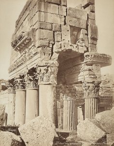 Detalle del pronaos del Templo de Baco, en la zona arqueológica de Heliópolis o Baalbek, antigua ciudad siria, ahora Líbano de Félix Bonfils