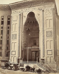 Puerta de la Mezquita del Sultán Hassan, en El Cairo, Egipto