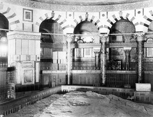 Interior de la Mezquita de Omar en Jerusalén. Dos filas de pilares y columnas de mármol rodean la roca sagrada para los judíos y los musulmanes