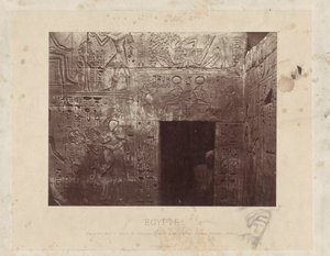 Hombre en een deuroopening en de temple van Ramses III en Egipto Esculturas en el Templo de Ramsés III, en la parte posterior del segundo patio, a la derecha (Karnak) - Tebas (título sobre el objeto) Egipto (título de la serie sobre el objeto) de Félix Bonfils