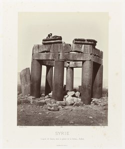 Hombre op por qubba van Douris, nabij Baalbek Siria. Cúpula de Douris, en la llanura de Bekàa - Balbek (título sobre objeto) Arquitectura antigua: Egipto, Grecia, Asia Menor: Álbum de fotos (título de la serie) de Félix Bonfils