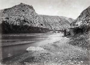 "Nahr el-Kalb" (el río del perro) entre las montañas del Líbano, cerca de Beirut, en Palestina