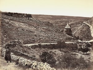 Vista panorámica del Valle de Cedrón o Josafat, con la Tumba de Absalón, en las afueras de Jerusalén. Un hombre está mirando la vista desde la calle