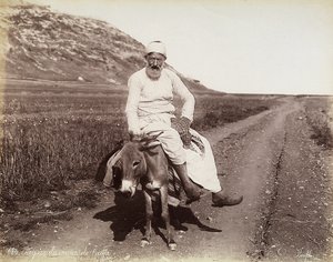 Retrato de un campesino de los alrededores de Haifa. El hombre está montado en un burro de Félix Bonfils