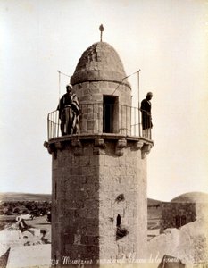 Dos muecines llamando a los fieles a la oración desde lo alto de un minarete de Félix Bonfils