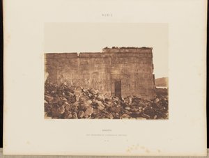 Dandoûr. Pared sur del exterior del santuario