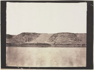Vista general de los monumentos excavados en la roca con Dahabieh del fotógrafo. Abu Simbel de Félix Teynard