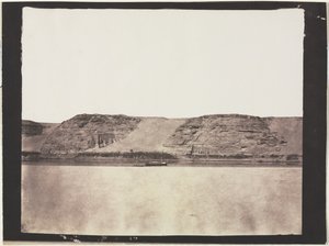 Vista general de monumentos tallados en la roca con fotógrafos Dahabieh. Abu Simbel, 1851-1852 de Félix Teynard