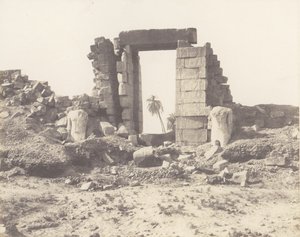 Karnak Tebas, Primer Pilón - Ruinas de la Puerta y los Colosos de Félix Teynard