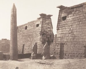 Luxor Tebas, Construcción anterior - Pilón, Colosos y Obelisco de Félix Teynard