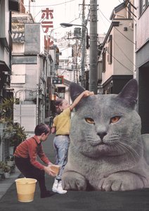 Niños lavando un gato gigante en las calles de Tokio