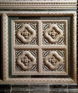 Detalle de la pared de mármol que sostiene el púlpito de mármol de Florentine School