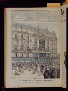 El inicio de la carrera de bicicletas París-Brest frente a las oficinas de 