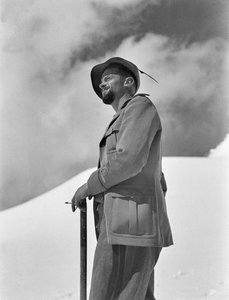 Soldado Alpino en la nieve de Fosco Maraini
