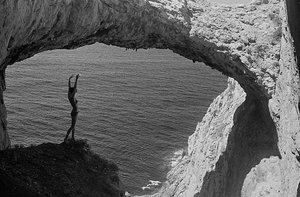 Bañista en una cueva de Capo Zafferano de Fosco Maraini