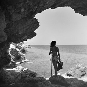 Bañista en el acantilado mirando al mar cerca del pueblo de Aspra, cerca de Palermo, Sicilia, hacia 1950 (foto b/n) de Fosco Maraini
