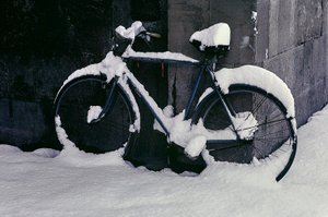 Ciclismo en la nieve, Florencia de Fosco Maraini