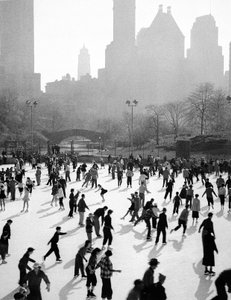 Patinaje sobre hielo en Nueva York de Fosco Maraini