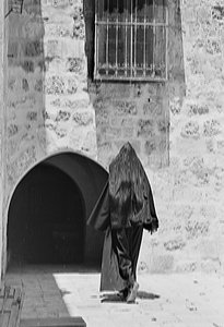 Religiosos en una calle de la Ciudad Vieja de Jerusalén de Fosco Maraini