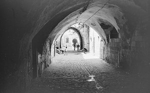 Camino en los zocos de la Ciudad Vieja de Jerusalén de Fosco Maraini