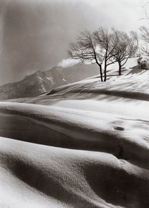 Nieve sensual (al fondo el monte Ashibetsu, 2100 m) de Fosco Maraini