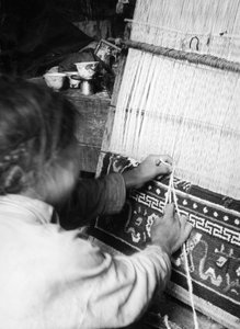 La tejedora de alfombras, Gyantsé, Tíbet de Fosco Maraini