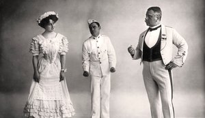 Florence Jameson, Reginald Switz y Alfred Clarke en una escena de La Luna Azul, siglo XX