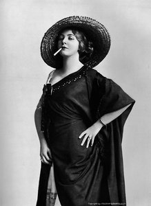 Mujer fumando, 1917 de Foulsham and Banfield
