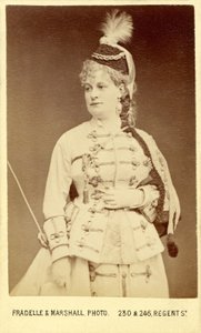 La Grande-Duchesse de Gérolstein" de Offenbach (opéra-bouffe) con Emily Soldene, que interpretó el papel en la producción londinense de 1867 (Covent Garden)
