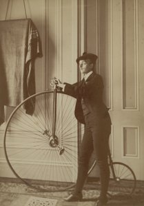 Interior de la casa con una bicicleta Penny Farthing, c.1890 (foto sepia) de Frances Benjamin Johnston