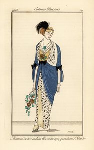 Mujer con vestido de noche de satén azul ceniza con encaje irlandés. Manteau du soir en satén bleu cendre avec garnitures d’Irlande de Francesc Xavier Gosé