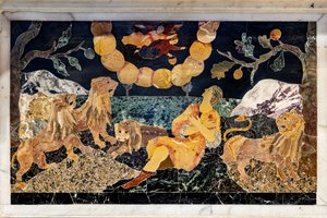 El altar mayor, dotado de dos mesas, está coronado por un grandioso tabernáculo de mármol de Francesco Antonio Corbarelli