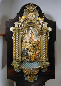 Gran pila de agua bendita en mayólica pintada con escena central de la pintura Adoración de los Magos de Francesco Solimena de Francesco Solimena