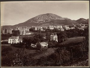 [Ciudad al pie de la montaña] de Francis Bedford