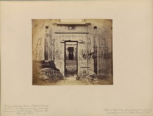 Edfû - Vista a través de la Gran Puerta del Gran Patio del Templo de Edfû de Francis Bedford