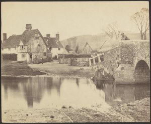[Vista de una casa al otro lado de un río con un puente a la derecha] de Francis Bedford