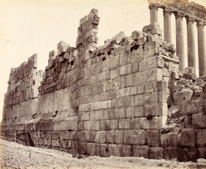 Extremo occidental del muro exterior del Templo del Sol, Baalbek de Francis Bedford
