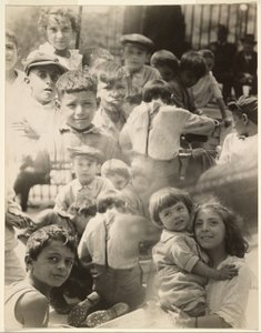 [Fotomontaje de niños] de Francis Bruguière