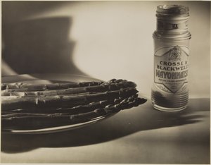 [Bodegón con espárragos y tarro de mayonesa] de Francis Bruguière