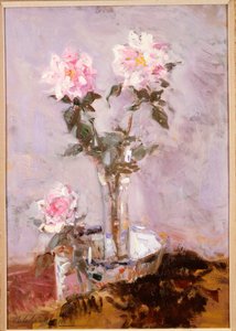 Rosas rosadas en un jarrón de vidrio