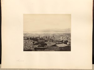 [Vista de la ciudad desde lejos]