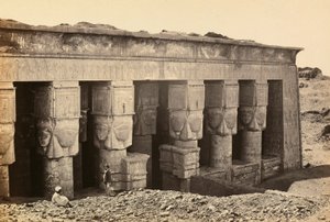 "Egipto y Palestina": fachada del pronaos del templo de la era romana dedicado a la diosa Hathor en Dandara, Alto Egipto de Francis Frith