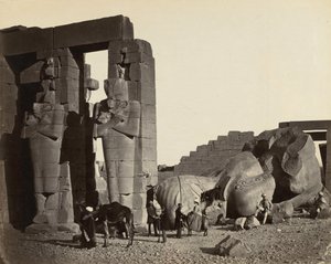 Fallen Statue at the Ramesseum, Thebes de Francis Frith