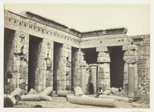 Patio interior de Medinet Habbo, Tebas, 1857 de Francis Frith