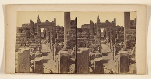 [Ruinas con figuras talladas en las paredes en primer plano] de Francis Frith
