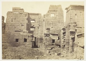 El Palacio del Templo, Medinet-Haboo, c. 1857 de Francis Frith