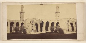 [Vista del edificio con torre alta, tumba en el patio] de Francis Frith